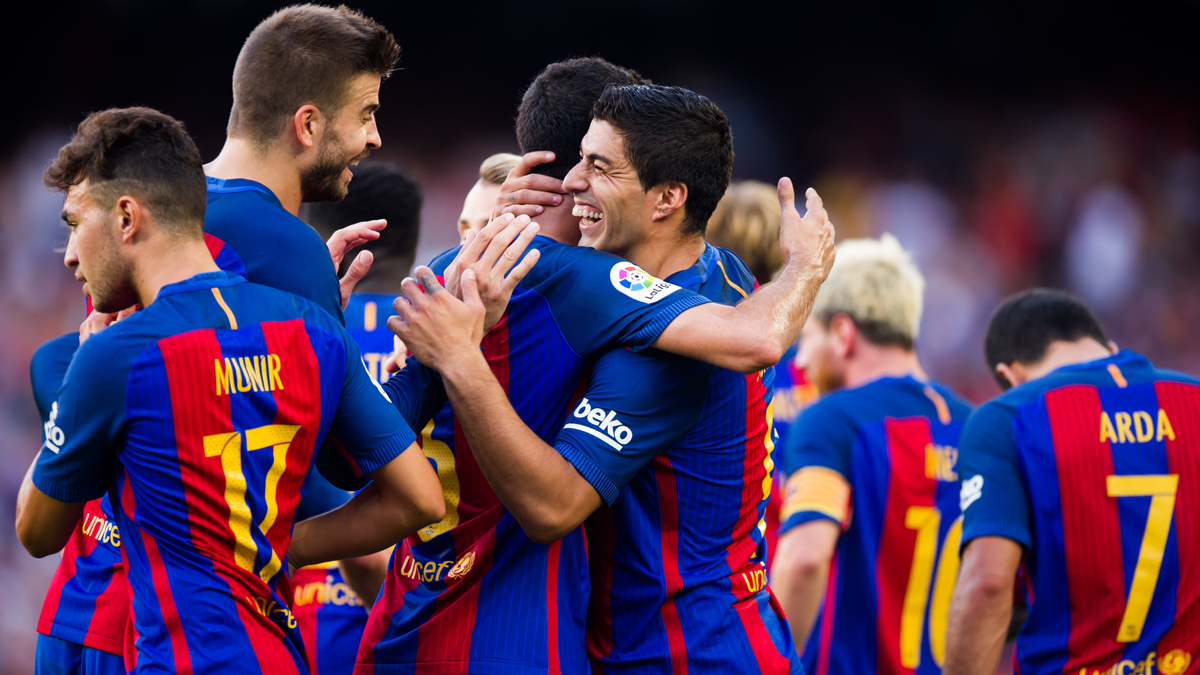 Luis Suárez, celebrating with his mates the golazo of fault marked to the Betis