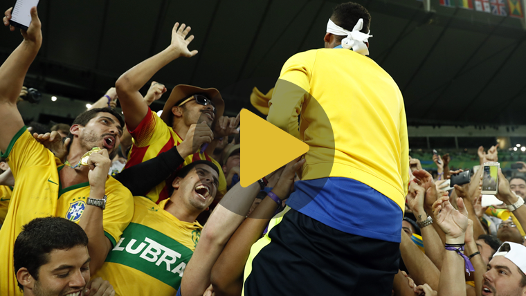 Neymar, celebrating the medal of gold with the fans of Brazil