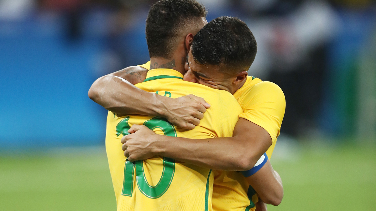 Neymar Jr y Rafinha, abrazándose tras lograr la medalla de oro en los Río 2016