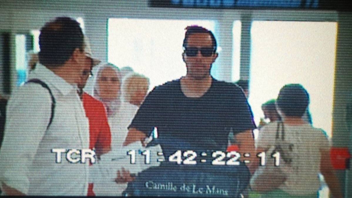Claudio Bravo, in the airport of Barcelona putting course to Manchester