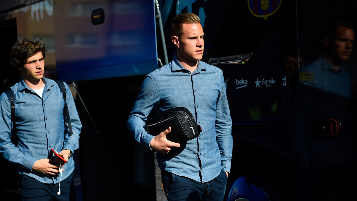 Marc-André Ter Stegen, going up to the coach of the FC Barcelona