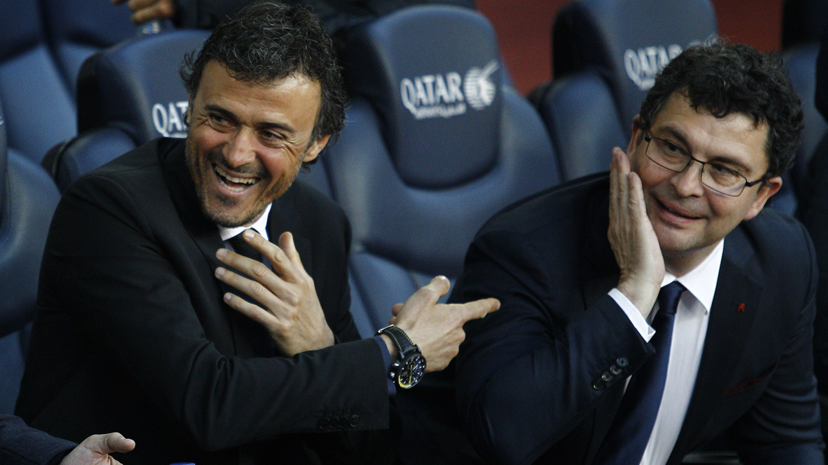 Ricard Pruna, bromeando junto a Luis Enrique en el banquillo del Barça
