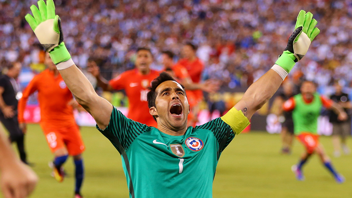 Claudio Bravo, after winning the Glass Centenarian America with Chile