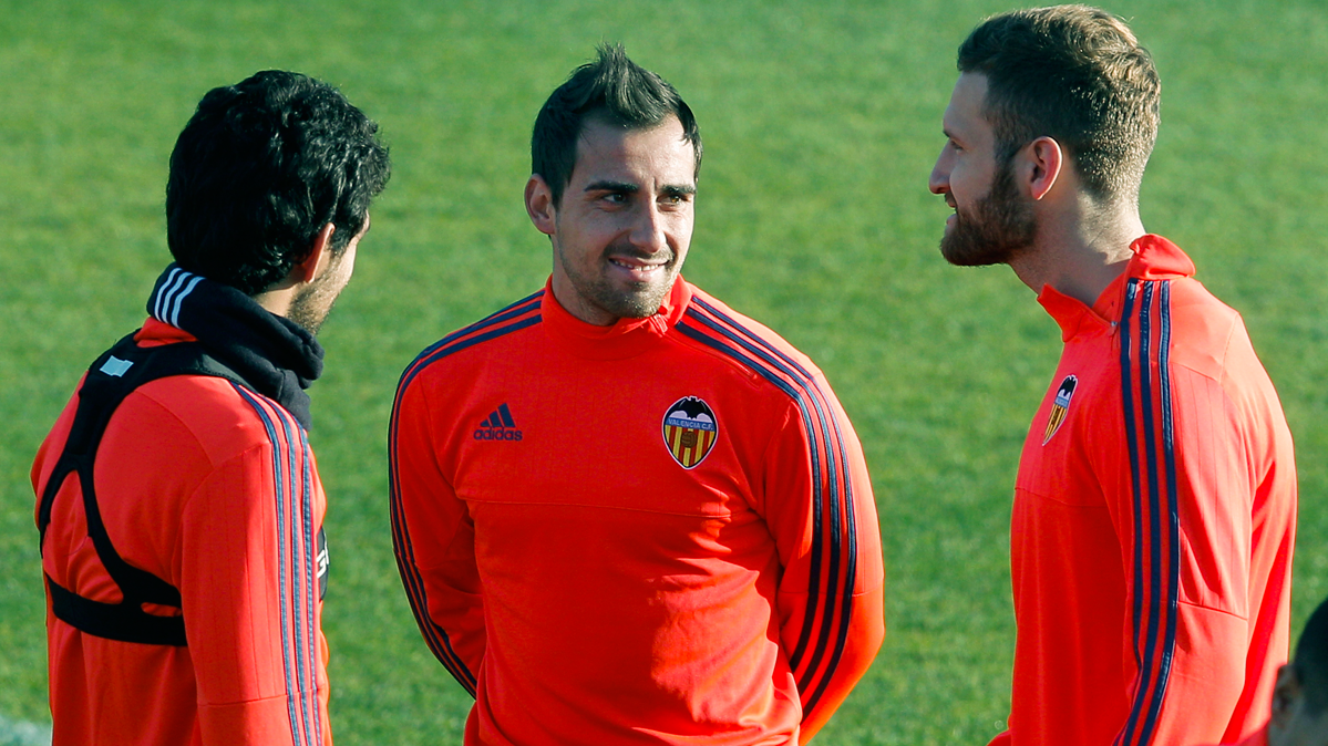 Paco Alcácer, durante un entrenamiento con el Valencia CF