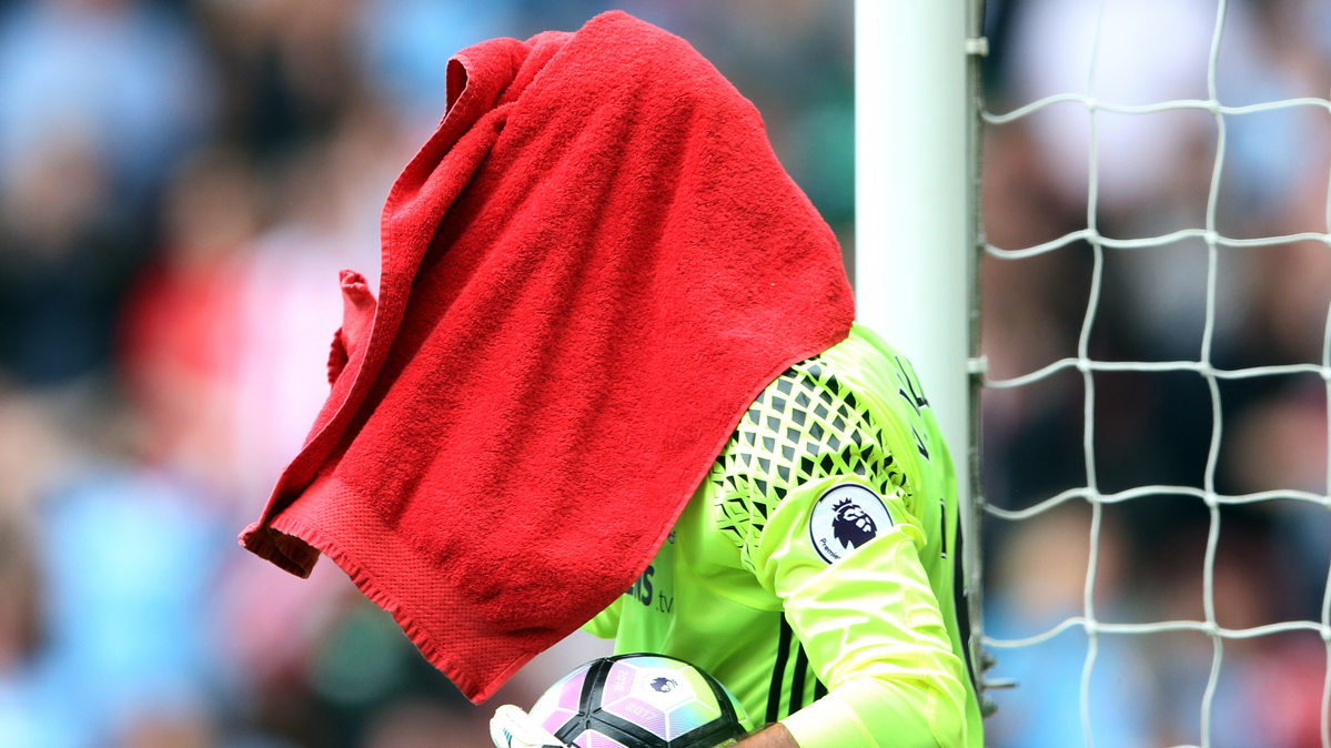 Víctor Valdés, con una toalla roja en la cabeza durante un partido