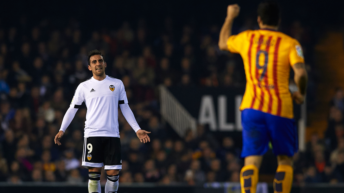 Paco Alcácer, protestando una acción a Luis Suárez en un partido de la pasada temporada