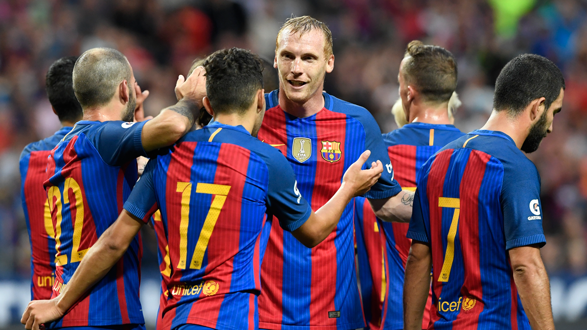 Jeremy Mathieu, celebrating a goal of Munir with the Barça