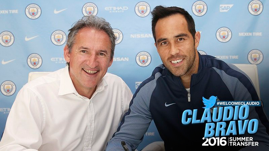 Claudio Bravo, beside the technical secretary of the Manchester City, Txiki Begiristain