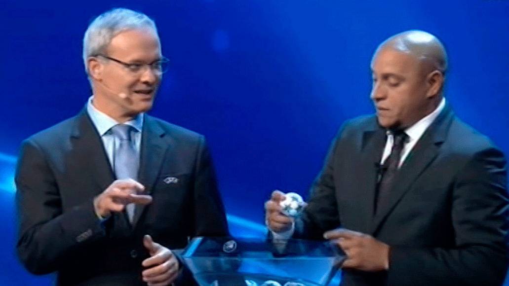 Roberto Carlos, bromeando con Marchetti durante el sorteo