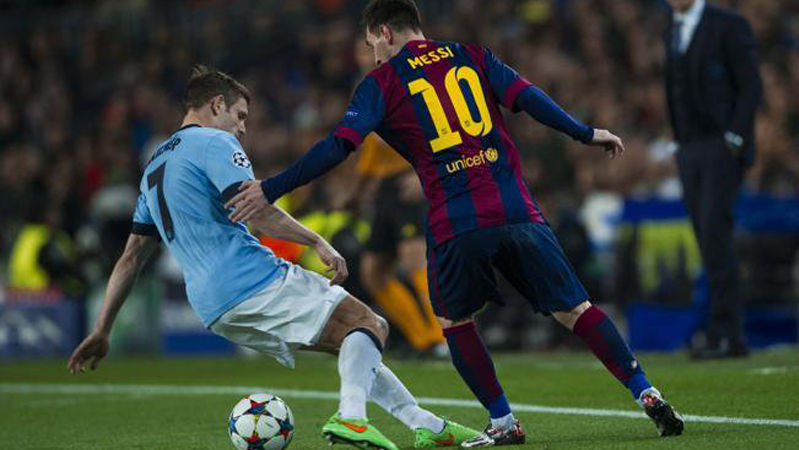 Leo Messi, tirando un caño a Milner en 2015 en el Camp Nou