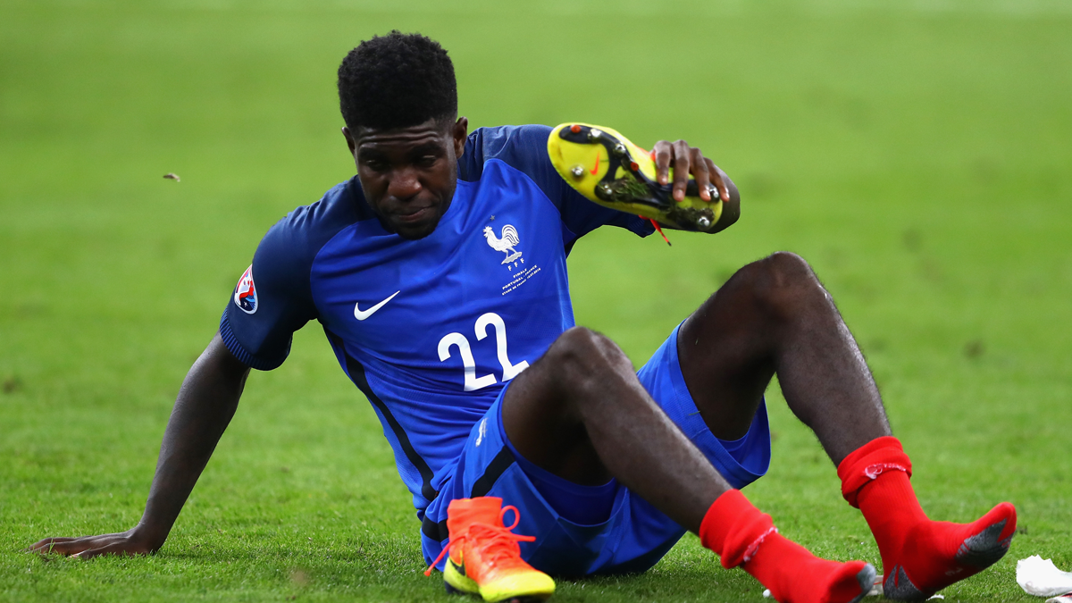 Samuel Umtiti, regretting after losing the final of the Eurocopa against Portugal
