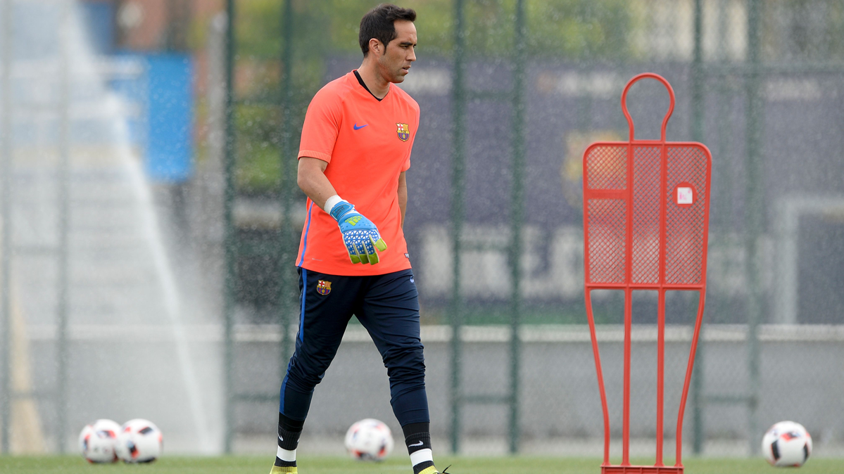 Claudio Bravo, during a train with the Barça in an image of archive