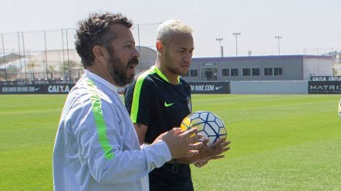 Neymar, con su nuevo color de pelo a lo Messi