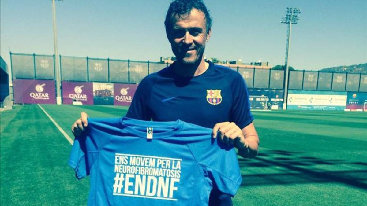 Luis Enrique posing with the T-shirt to give to know the illness neurofibramatosis