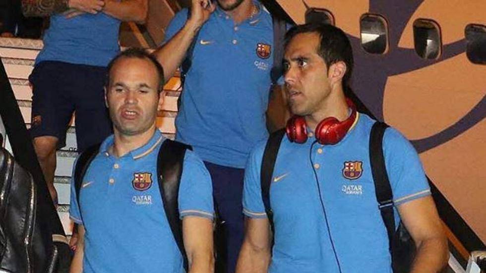 Andrés Iniesta beside Claudio Bravo in an expedition of the Barça