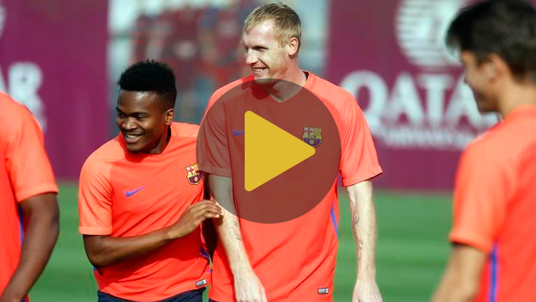 Jeremy Mathieu beside the rest of players of the Barça and Barça B