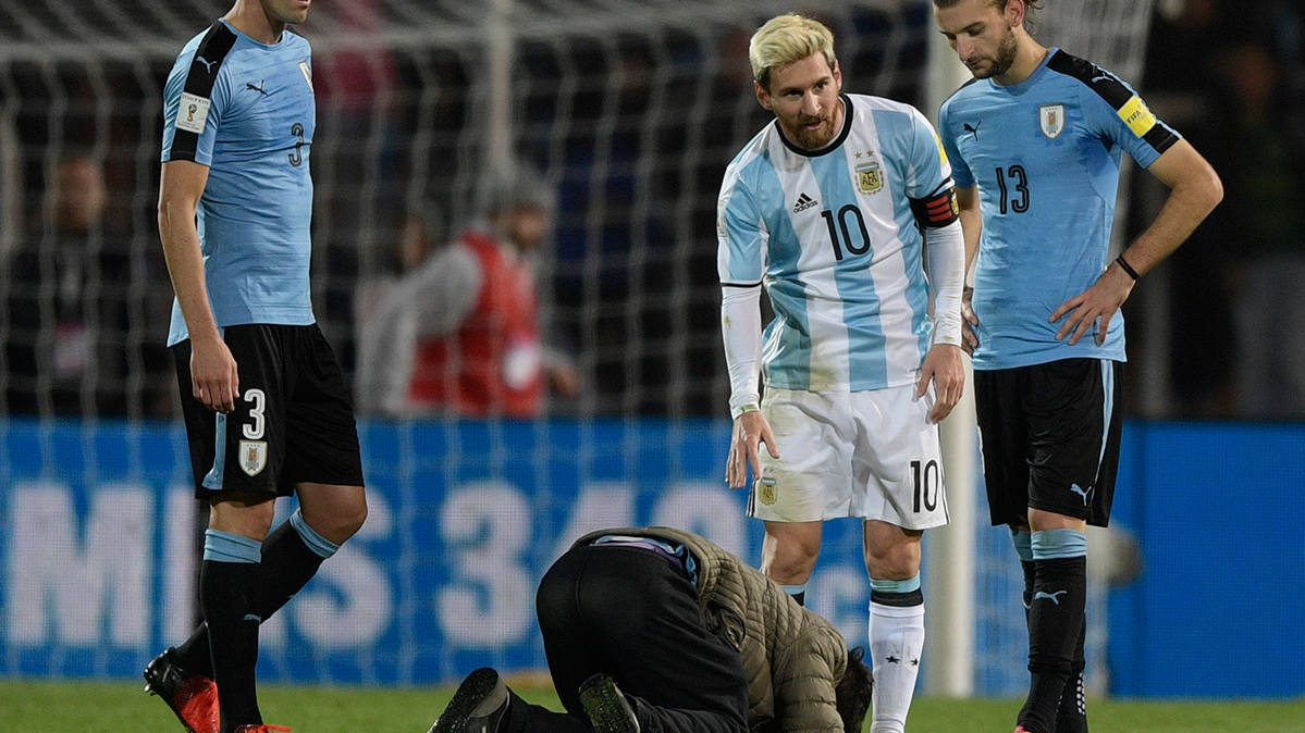 Un aficionado besándole los pies a Leo Messi en el Argentina-Uruguay