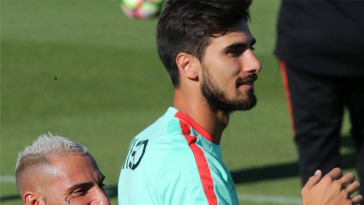 André Gomes in a train with Portugal