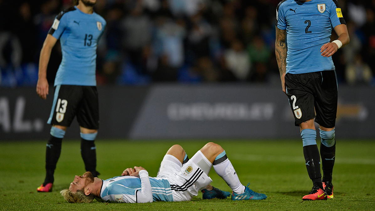 Leo Messi, exhausto y dolorido durante el partido entre Argentina y Uruguay