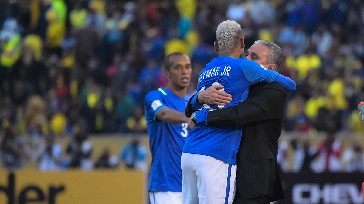 Neymar se abraza a Tite tras su gol sobre Ecuador