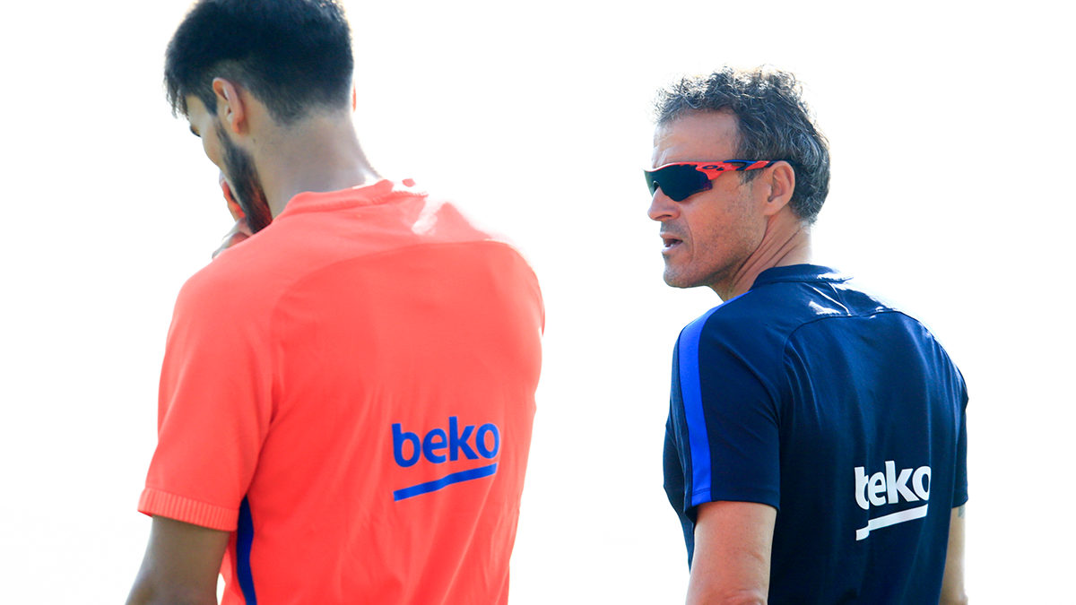 André Gomes beside Luis Enrique chatting after a training