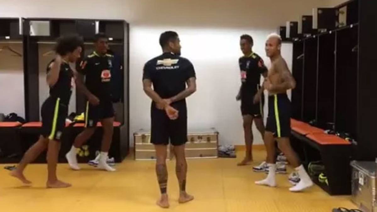 Neymar Jr, bailando junto a Marcelo, Paulinho, Alves y Marquinhos