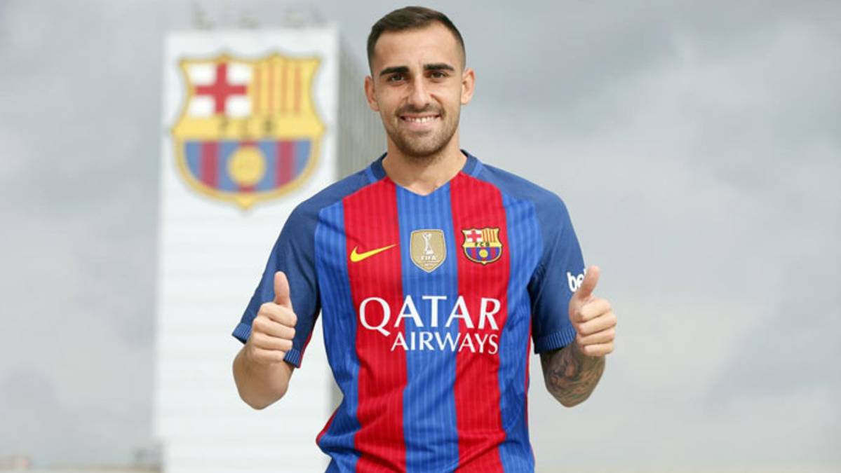 Paco Alcácer, posing with the T-shirt of the FC Barcelona in the Ciutat Esportiva