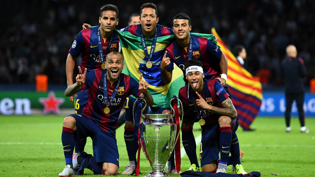 Neymar, Adriano, Alves, Douglas y Rafinha, tras ganar la Champions 2015-16