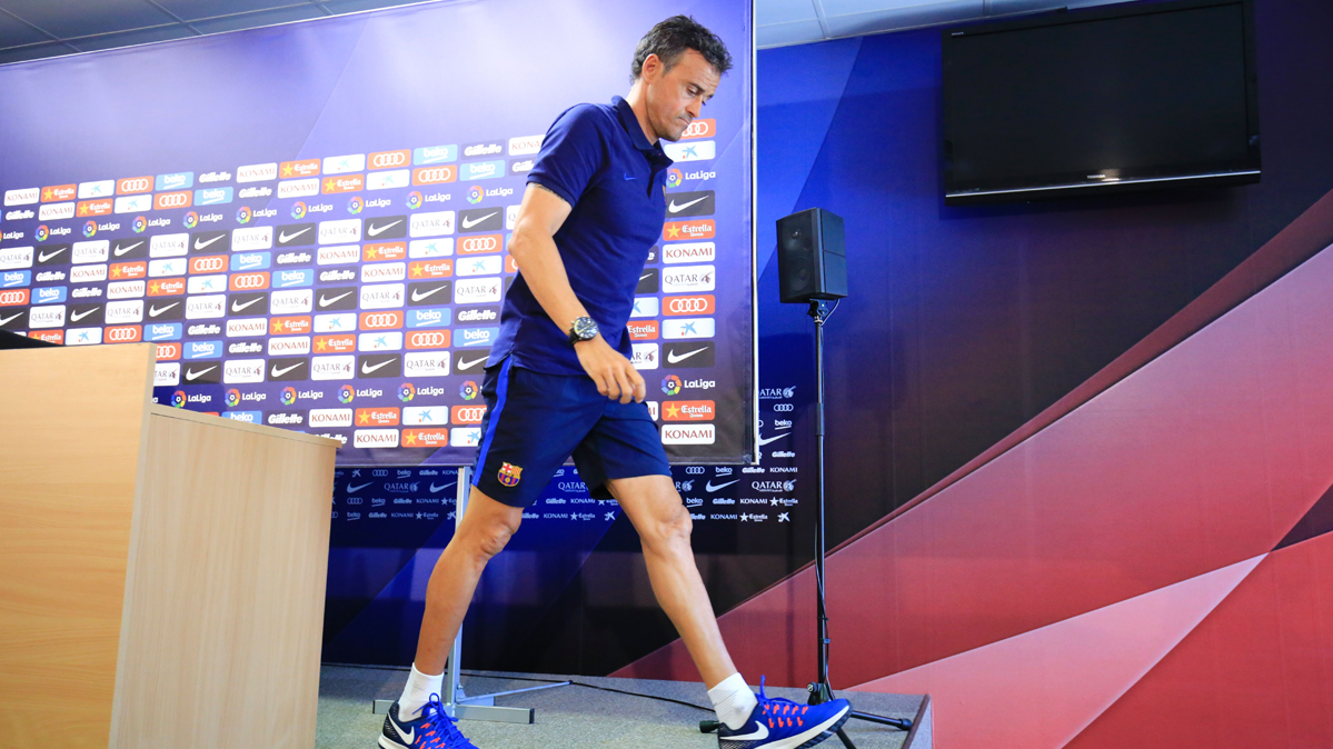 Luis Enrique, abandoning a press conference with the Barça