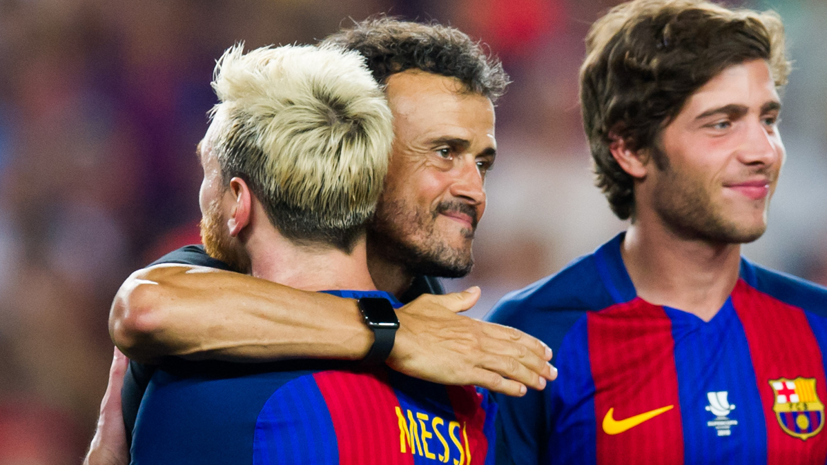 Luis Enrique y Messi, abrazándose tras conquistar la Supercopa de España 2016