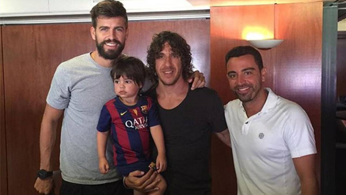 Piqué, Puyol y Xavi, junto a Milan Piqué, en una foto familiar