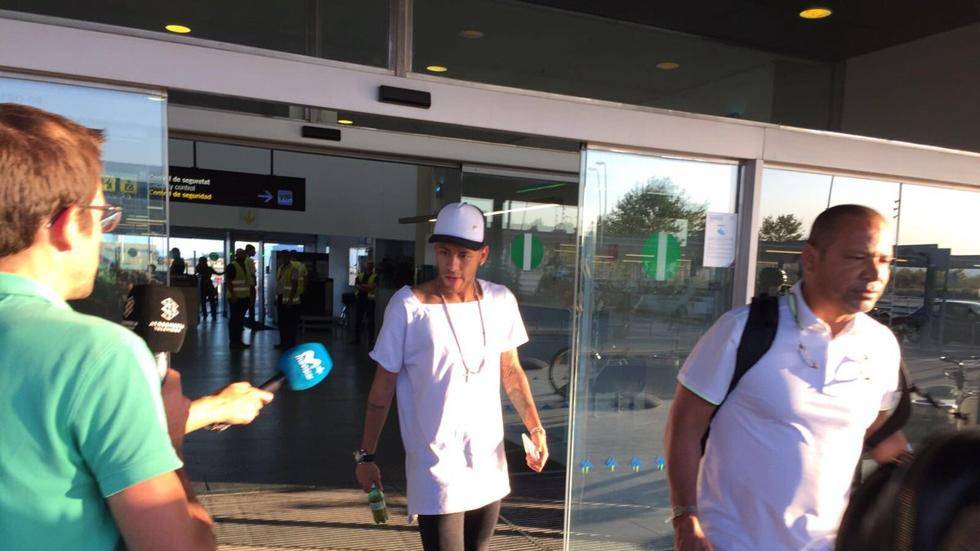 El delantero del FC Barcelona Neymar Júnior llegando al aeropuerto de Barcelona