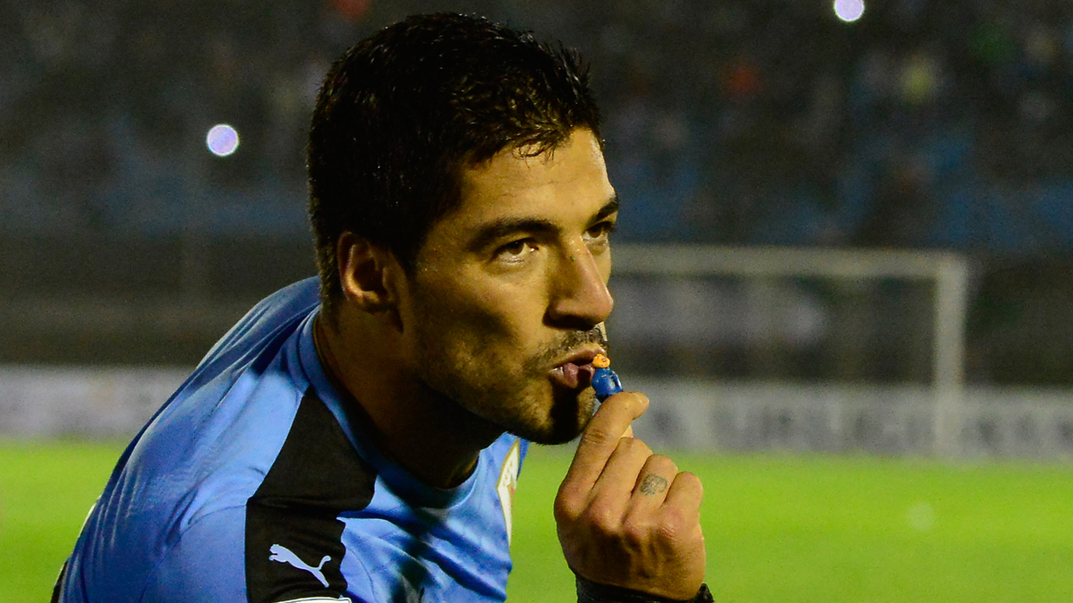 Luis Suárez, besando un pequeño muñeco tras marcar con Uruguay