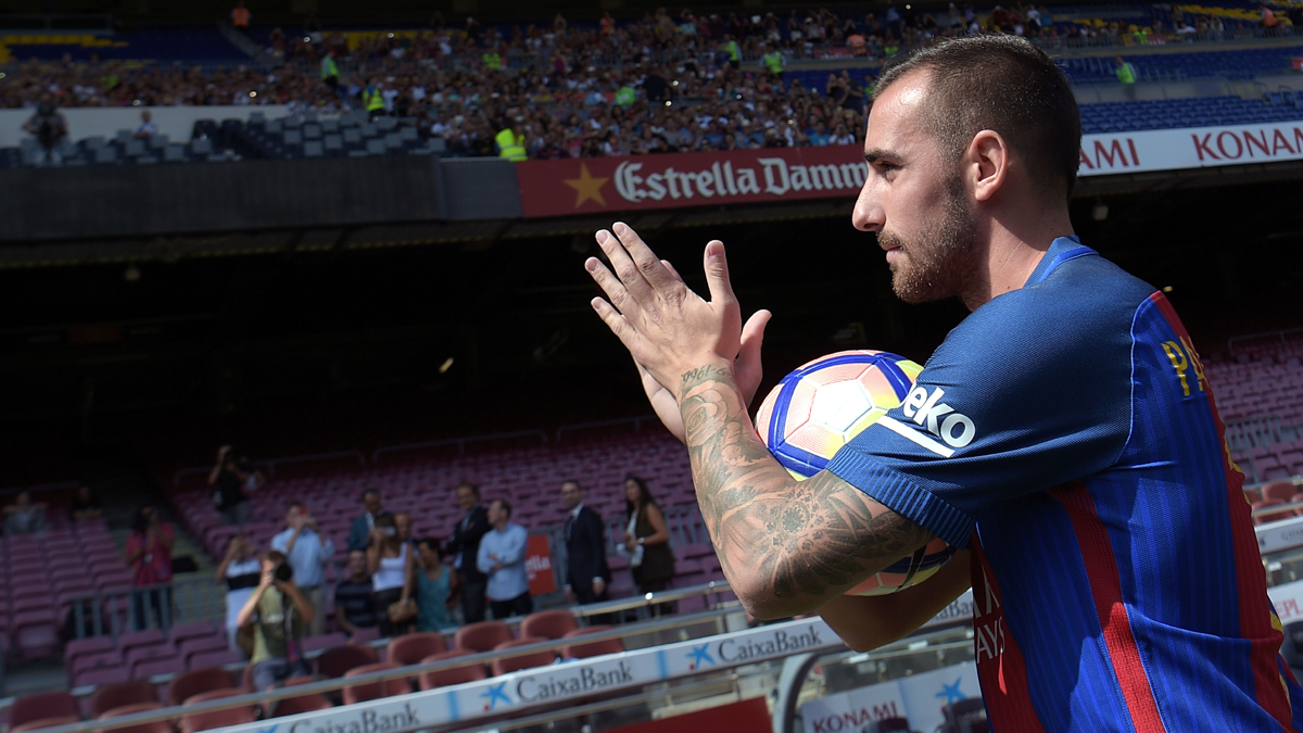 Paco Alcácer, presented in the Camp Nou in front of the fans of the Barça