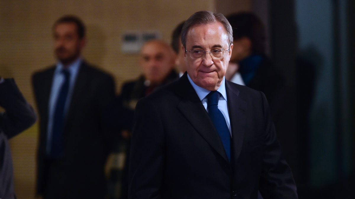 Florentino Pérez, with face of few friends in an image of archive