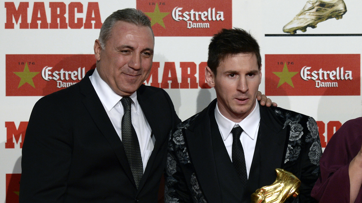 Hristo Stoichkov, in an image of archive giving the Boot of Gold to Messi in 2013