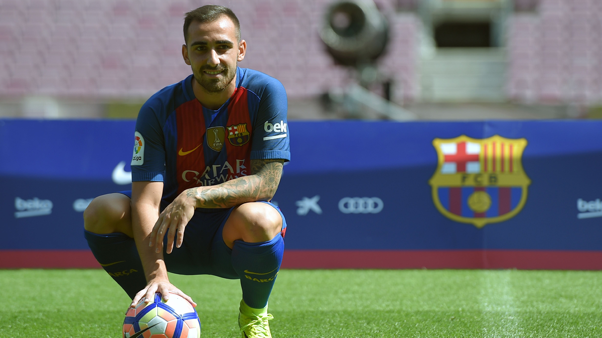 Paco Alcácer, posing as new signing of the Barça in the Camp Nou