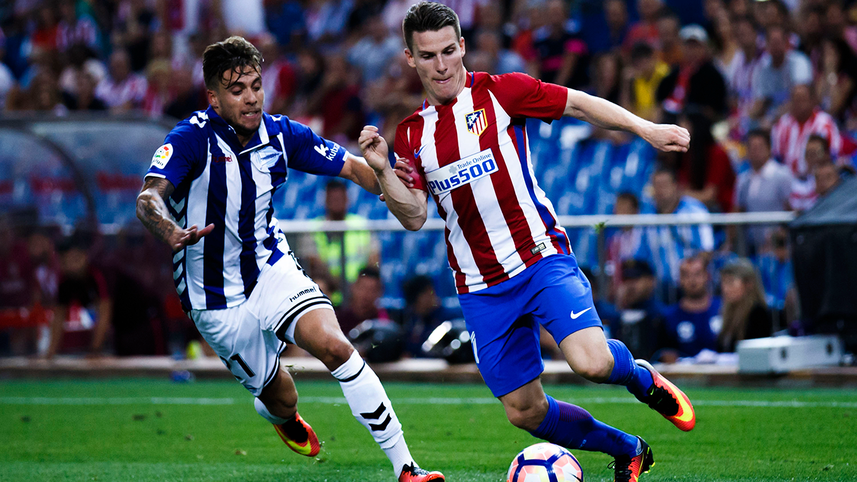 Kiko Femenía In front of Kevin Gameiro in the Athletic of Madrid-Alavés
