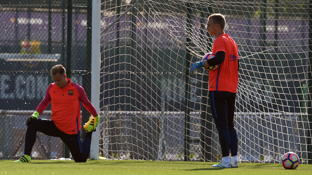 Ter Stegen y Cillessen, durante un entreno con el FC Barcelona
