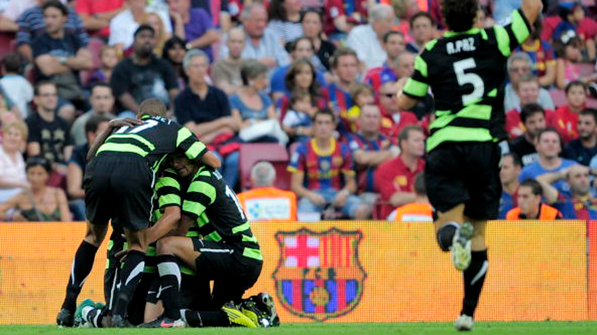 Nelson Valdez celebrating his goal with Hercules and in front of the Barça