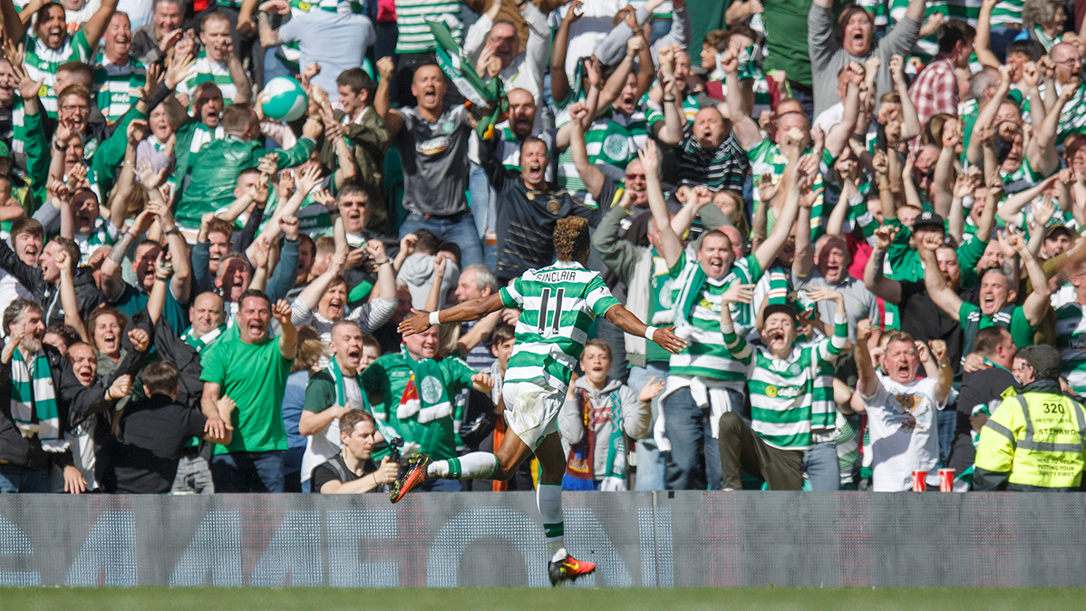 El jugador del Celtic Scott Sinclair celebra uno de los goles anotados al Rangers