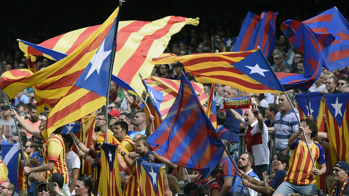 Imagen de un partido del FC Barcelona con esteladas en el Camp Nou