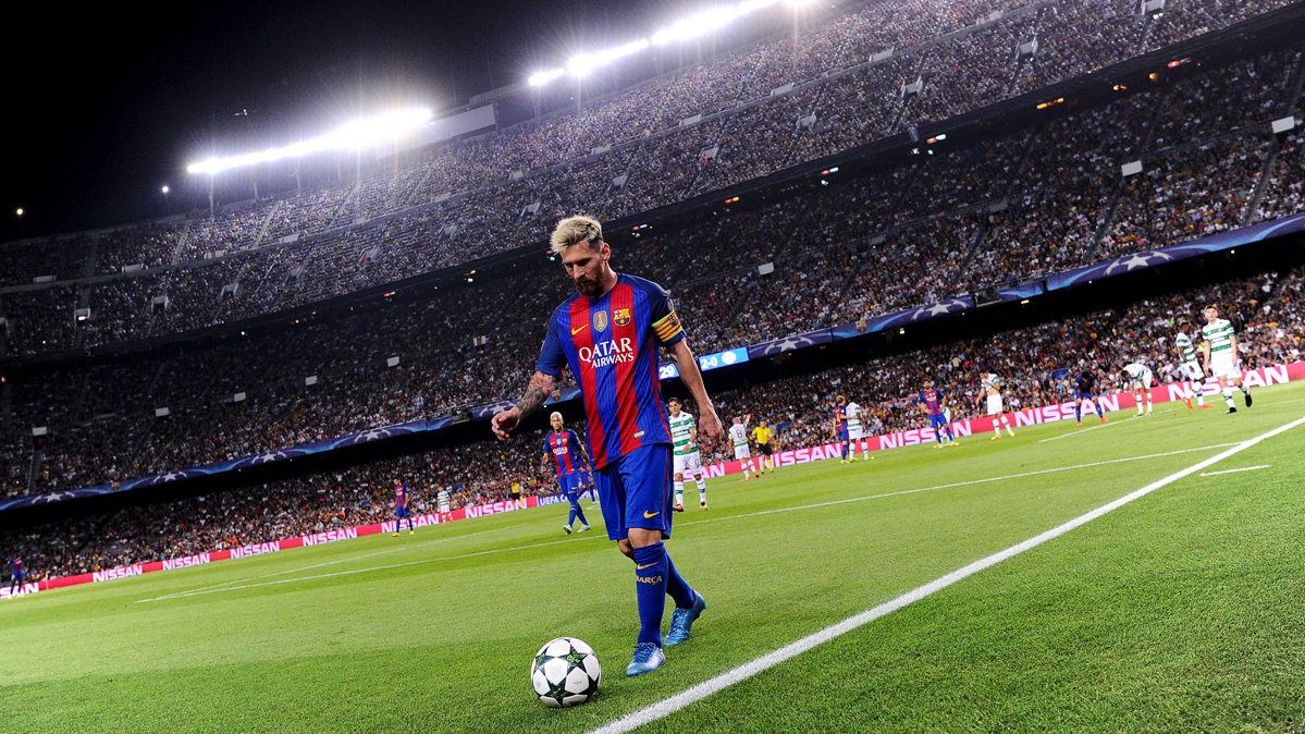 Leo Messi, marchándose con el balón del partido al vestuario