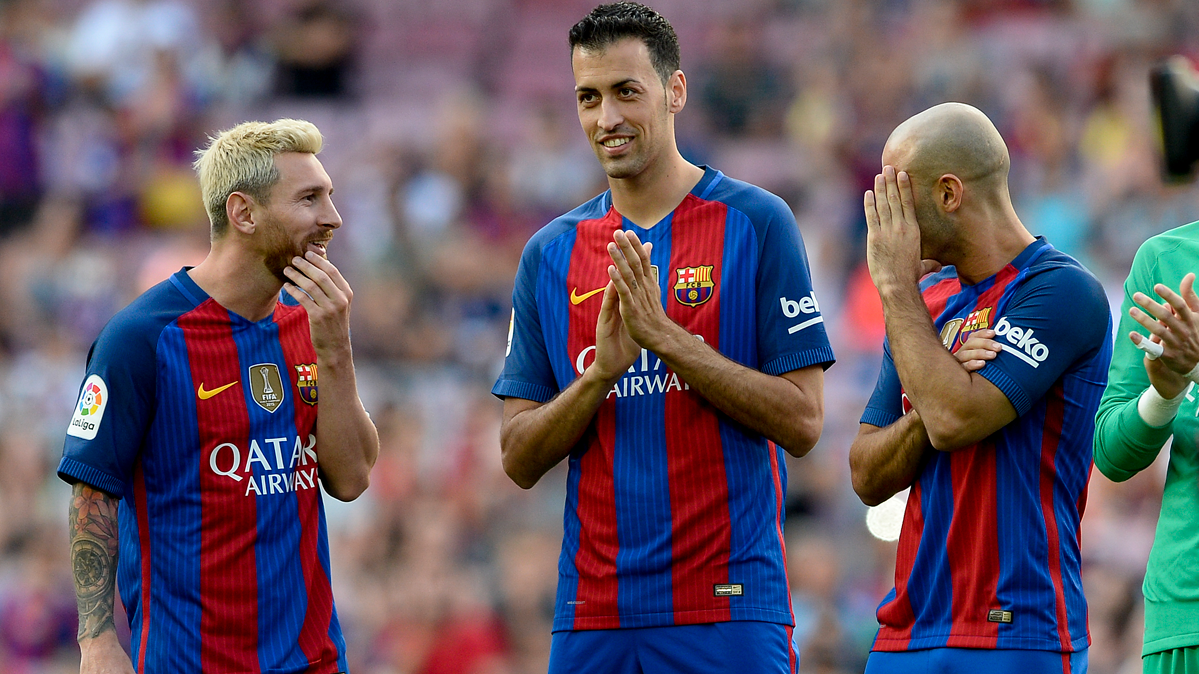 Mascherano, Busquets y Messi, conversando antes de un partido