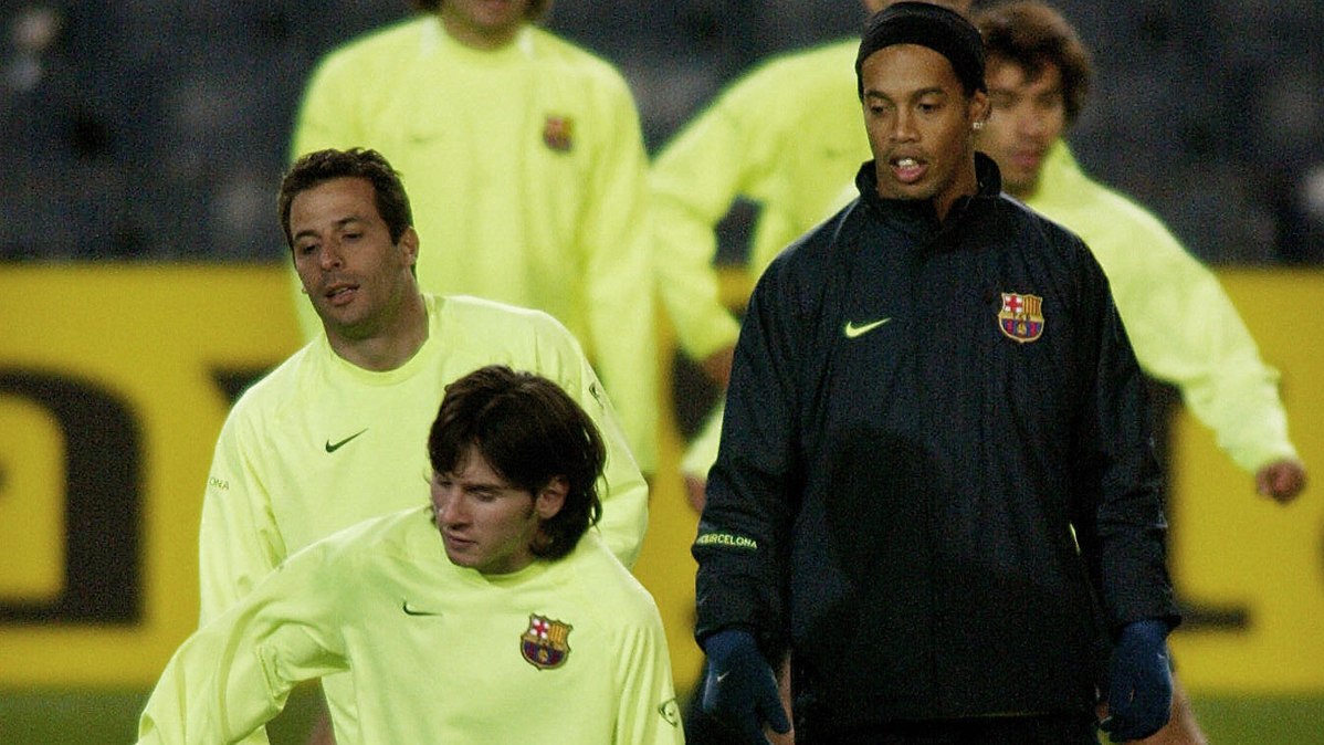 Giuly, Messi y Ronaldinho, entrenando en una imagen de archivo