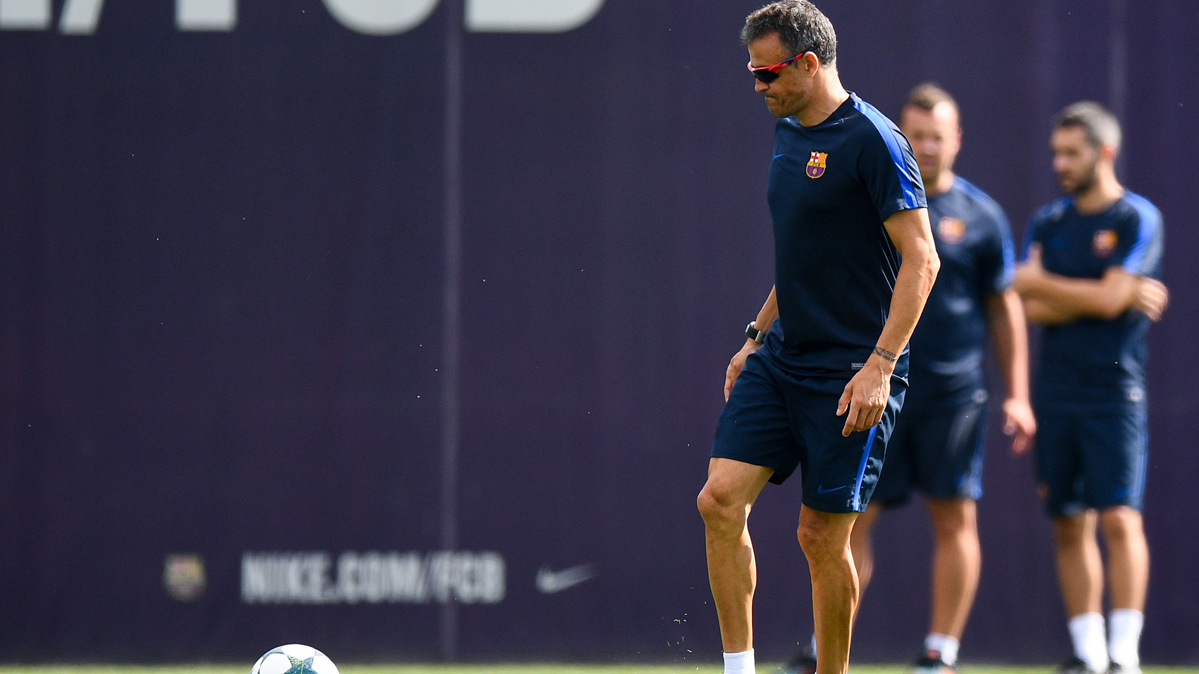 Luis Enrique, touching a balloon during a training of the Barça