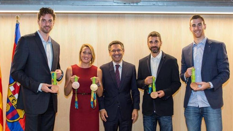 The olympic champions beside the president of the FC Barcelona, Josep Maria Bartomeu