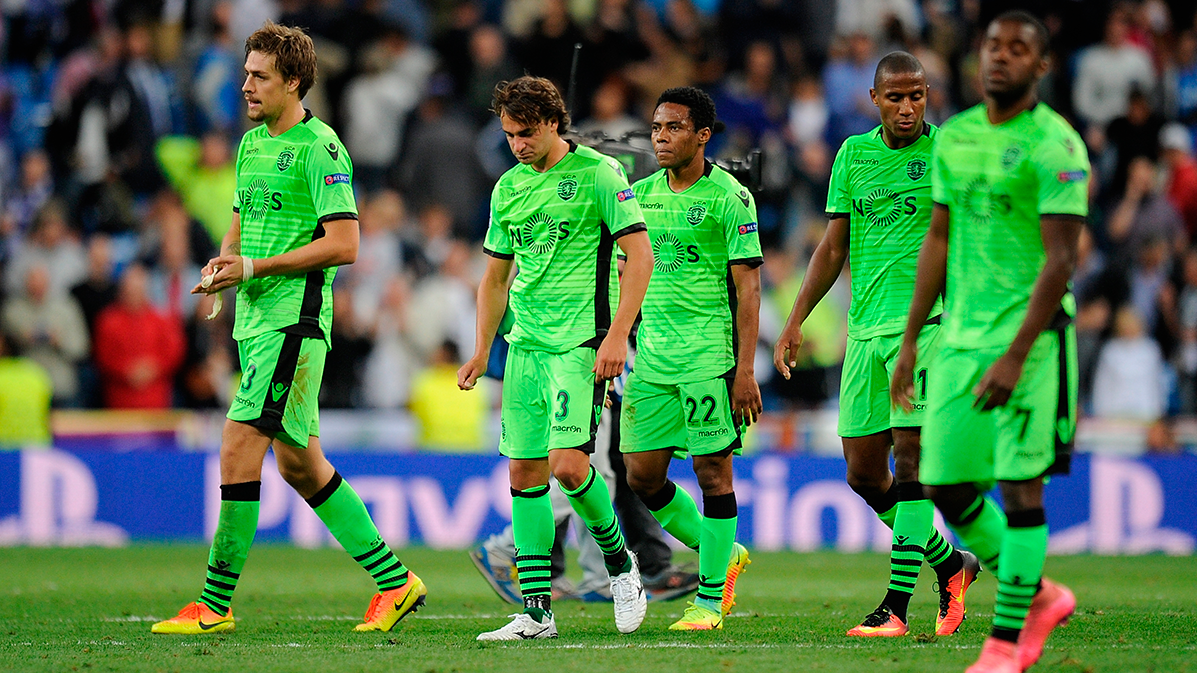The players of the Sporting CP, knocked down after suffering a referee's theft in the Bernabéu