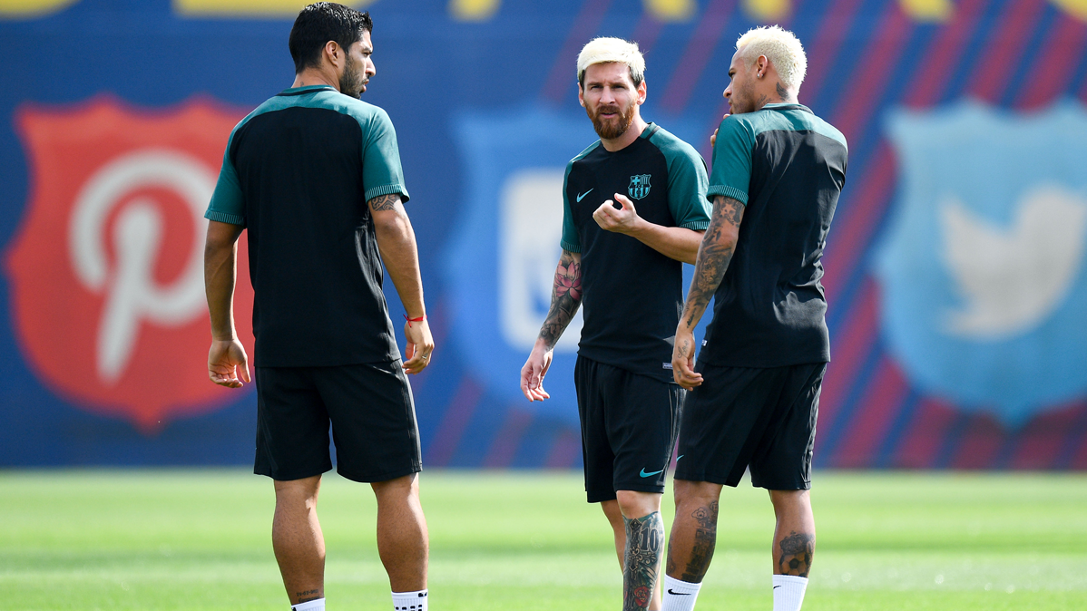 Leo Messi, Neymar Jr y Luis Suárez, conversando en la Ciutat Esportiva