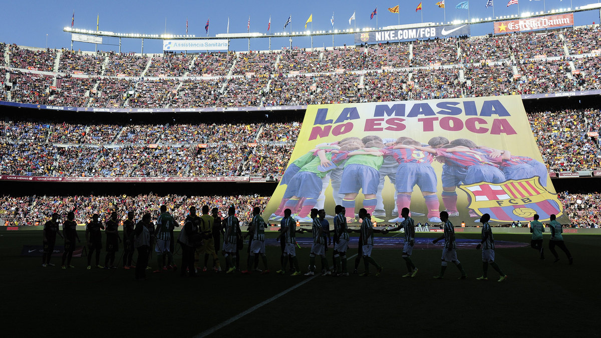 El Camp Nou, protestando por la sanción de la FIFA al Barça en 2014